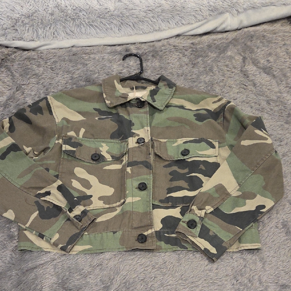 Pull&Bear Green Camouflage Cropped Bomber Jacket Size M, New With Tags!